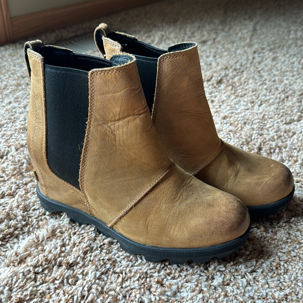 Women’s Sorel Joan of Arctic Wedge II Chelsea, size 7, color is Elk (tan)